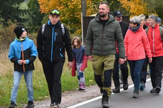 Von Flammen zu Fettbemmen: Feuerwehr Memmendorf wandert - Memmendorfer erwandern ihre Gemeindegrenzen, zunächst geht es gen Orstausgang am Memmendorfer Stern.