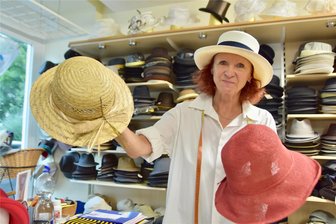 Von Florentiner bis Buckethat - das trägt Flöha zum Jubiläum auf dem Kopf - Kathrin Steinert, hier selbst mit Panama-Hut, zeigt links einen Strohhut und rechts einen Häkelhut mit Drahtrand.