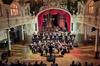 Von Frankenberg an den Gardasee: Junges Blasorchester reist zu internationalem Wettbewerb - Das Sinfonische Blasorchester Frankenberg jüngst im „Goldenen Löwen“ in Hainichen.