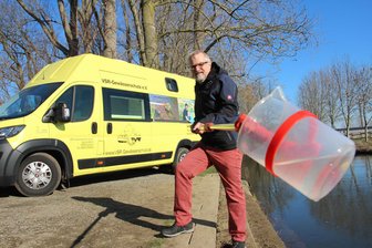 Von Frankenberg bis Freiberg: Schädigen die Bäche Mittelsachsens die Nordsee? - Harald Gülzow vom VSR-Gewässerschutz nimmt eine Wasserprobe.