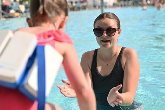 Von Freibad bis Landwirtschaft: Schüler im Raum Rochlitz tauschen Ferien gegen Job - Im Rochlitzer Stadtbad arbeitet Eva Fichtenau in den Ferien. Auch beim Schwimmkurs hilft sie.