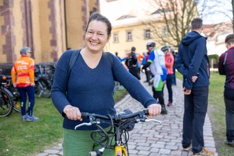 Von Freiberg nach Oederan: Per Fahrrad auf dem Purple Path - Siiri Klose auf der Rad-Kultour beim Stopp in Oederan: Zu warm für den Wollpulli.