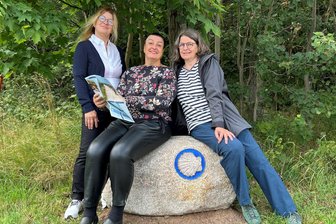 Von Freiberg nach Santiago: Neuer Wegweiser auf dem Jakobsweg - Sabine Lohmann (rechts) ist die Initiatorin des Wegweisers. Unterstützt wurde sie von Uta Preuß (l.), Verein Herzbrücken, und Kirsten von der Heiden vom Verein Sächsischer Jakobsweg.