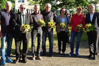 Von Freudentränen zu Bauchschmerzen - Gemeinsam für den Sport im Erzgebirge - der Verein Olympiaförderkreis Oberwiesenthal, von links: Geschäftsführer Holger Hanzlik aus Jöhstadt, Vorsitzender Frank Vogel aus Sosa, Jens Weißflog aus Oberwiesenthal, Werner Deiß aus Pöhla, Manuela Willimowski aus Scheibenberg, Ute Ebell aus Oberwiesenthal und Schatzmeister Dr. Andreas Zönnchen aus Raschau nach der Wiederwahl am 11. Juli 2022. 