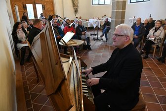 Von "frischen Clavier-Früchten" und musikalischen Quacksalbern in der Annenkapelle Freiberg - Jan Katzschke spielt das restaurierte Spinett.