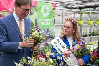 Von Gärten, Märkten bis Burgen: Mittelsachsen feiert den Frühling - Gärtnereien in der Region machen mit beim Tag der offenen Gärtnerei, darunter die Gärtnerei Bimberg in Freiberg: Sachsens Landwirtschaftsminister Georg-Ludwig von Breitenbuch und Anne-Marie Bals, Deutsche Blumenfee 2024/25, haben zur Eröffnung der Balkonsaison unter dem Motto „Blühendes Sachsen“ in der Gärtnerei Bimberg und einen Blumenstrauß gebunden.
