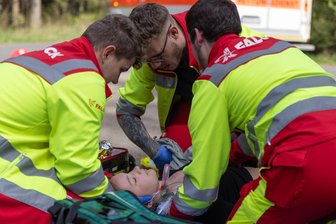 Von Gaffern und einer anstrengenden Oma: Warum trauen wir uns nicht zu, Erste Hilfe zu leisten? - „Ein Unfall, bei dem mehrere Kinder verletzt wurden, führt uns an unsere Grenzen“, sagt Felix Ullmann. Deshalb hatte sich der Ausbilder im Ehrenamt beim DRK-Ortsverein Thum sowie bei Falck Rettungsdienst zur komplexen Übung im Geyerschen Wald bewusst für dieses Szenario entschieden.
