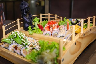 Von gebackenem Sushi bis Udon-Nudeln: Neues asiatisches Restaurant im Erzgebirge eröffnet - Eine Sushi-Platte, wie man sie im Restaurant „Chopsticks“ in Aues Innenstadt bestellen kann.