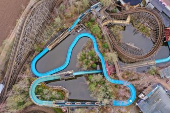 Von Geistermühle bis Familienbahn: Das erwartet Besucher im Freizeitpark Plohn in der neuen Saison - Die Flöße der Wildwasserbahn im Freizeitpark Plohn sind für den Saisonstart wieder eingesetzt worden. Nach der Winterpause öffnen Sachsens Freizeitparks dieser Tage wieder für Besucher und laden zu Fahrten mit Karussell, Achterbahn und Riesenrad. Der Park im Vogtland bietet rund 80 Attraktionen und sechs Achterbahnen. Saisonstart ist am Gründonnerstag (6. April).