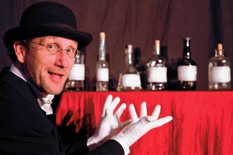 Von Geschichten aus der Flasche bis zum Geigenspiel: Womit das Kalé in Niedersteinbach aufwartet - Jan Deicke tritt am 4. Februar als Sir John mit seinem Erzähltheater auf. 