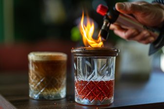 Von geschüttelt bis gesmokt: Wo sich Nachtschwärmer im Erzgebirge auf einen Absacker treffen - Wohin auf einen Absacker nach einem zauberhaften Tag bei Fabulix? In der neuen Café-Bar von Kira und Julian Leißnig in Ehrenfriedersdorf gibt es unter anderem gesmokten Negroni.
