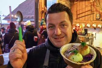 Von gezupfter Ente bis Leberkäs im Glas: Kulinarische Highlights auf Westsachsens Weihnachtsmärkten - Daniel Martin kümmert sich bei der B2BA-Hofweihnacht um die Zubereitung der „gezupften Ente“.