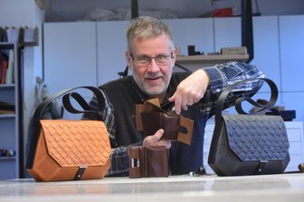 Von Gitarren bis Handtaschen: Werkraum Lichtenau empfängt kreative Köpfe - Täschner Ulrich Czerny stellt sein Handwerk beim Mash Up im Werkraum in Lichtenau vor.