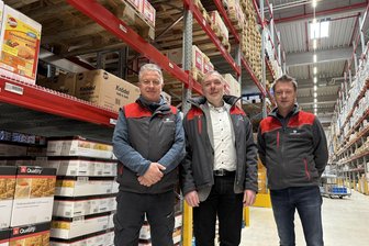 Von glücklichen Chefs und einer weiblichen Premiere: Vier gute Nachrichten aus Mittelsachsen - Fuhrparkleiter Maik Joachimsmeier, Regionalbetriebsleiter Sven Perschnick und Lagerleiter Andreas Janik (v.l.) im neuen Transgourmet-Logistikzentrum.