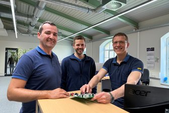 Von glücklichen Händchen und widerstandsfähigen Bäumchen: Vier gute Nachrichten aus Mittelsachsen - Simon Illek (M.) mit Betriebsleiter Jens Rauch (r.) und Produktmanager Steffen Titl bei TCE.
