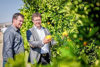 Von Göhren nach Karibib: So hilft Unternehmer Lars Bergmann in Afrika - Beim Farmbesuch in Namibia kam Unternehmer Lars Bergmann (r.) aus Göhren mit Farmbesitzer Wanjo Meyer ins Gespräch.