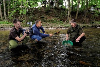 Von Goldwaschen bis Picknick: Was man an der Göltzschtalbrücke machen kann – außer Serien zu drehen - Die Göltzsch ist auch ohne „Mandat für Mai“ eine spannende Filmkulisse. In der Nähe der Göltzschtalbrücke kann man sogar Gold waschen. Medienproduzent Gunnar Baumann (Mitte) mit seinem Assistenten Alexander Abraham (links) filmten Veranstalter Sven Kreher beim Goldwaschen.