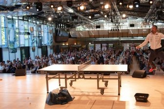 Von großen Emotionen und tollen Episoden - Ein Tischtennis-Spektakel boten Post-Mühlhausen-Trainer Erik Schreyer (rechts) und Blau-Weiß-Reichenbach-Hoffnung Erik Balasz. Obwohl Schreyer hier mit einem Mini-Schläger und vollem Einsatz sein Können zeigte, kam er um eine kleine Spitze von Moderatorin Amelie Marie Weber nicht herum: "Ich sehe hier nur einen Erik, der schwitzt."