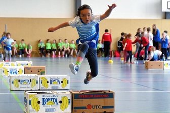 Von großen Sprüngen kleiner Sportler - Elisa Znamiec vom LV Olympia Kirchberg gibt bei der Hindernisstaffel derAltersklasse U 8 alles für ihre Mannschaft. 