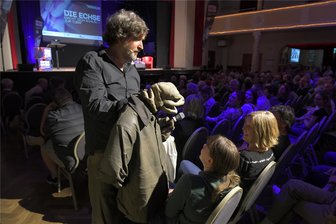 Von Grubenwasser bis Mondstaub: Was die „Echse“ in Freiberg erlebt - Unter dem Motto „Die Echse macht sich schlau“ führte Puppenspieler Michael Hatzius durch den Abend im Tivoli Freiberg. Auch das Publikum wurde einbezogen.