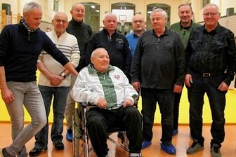 Von Gründungsvätern und Schienbeinklopfern - Sie freuten sich über das Wiedersehen beim JC Dynamo Oelsnitz: Peter Baumann (von links), Harry Langhammer, Ralf Geigenmüller, Johannes Bauer, Klaus Posselt, Klaus Baumann, Rainer Sünderhauf, Helmut Morgner, Klaus-Dieter Rothe und vorn im Rollstuhl Harald Fichtner.