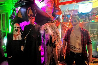 Von Grusel-Outfits bis Modenschau: Was die Halloween-Einkaufsnacht in Reichenbach geboten hat - Leon Matthes und sein Team vom Späti und Kosmetikladen warteten zweifellos mit den aufwändigsten Halloween-Verkleidungen auf.