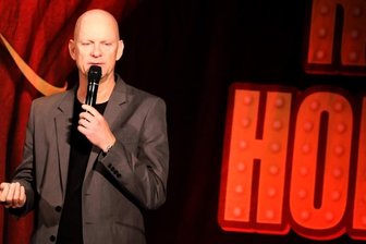 Von Gummibärchen aus Gurke und Würstchen im Swingerclub - Der Comedian Rüdiger Hoffmann war am Samstag im Bürgergarten mit seinem Programm "Alles Mega" zu erleben. 180 Besucher waren zu seinem rund zweistündigen Soloauftritt gekommen - mehr durften coronabedingt auch nicht hinein. 