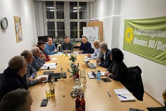 Von „guter Austausch“ bis „bitter enttäuscht“: Chemnitzer Windkraftgegner diskutieren mit den Grünen - In den Fraktionsräumen der Grünen im Rathaus trafen die BI-Mitglieder auf Manuela Tschök-Engelhardt, Volkmar Zschocke und Bernhard Herrmann (von rechts nach links).