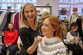 Von Hahnentritt bis Riesenschal: Modeabend in Hohenstein-Ernstthal präsentiert Wintertrends - Visagistin Evheniia Havrish hat vor Beginn der Modenschau die Models (hier Stefani Rösel) frisiert und geschminkt.