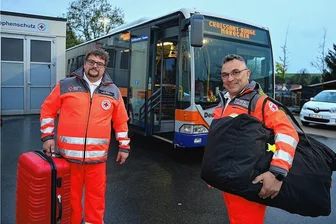 Von Hainichen nach Marokko: Impfbus fährt fast 3000 Kilometer - Mit dem Impfbus von Hainichen nach Marokko: Kenny Göbel (l.) und René Illig vom DRK-Kreisverband Döbeln-Hainichen starteten am Freitagabend zu dieser ungewöhnlichen Hilfsaktion. Zwei Fahrzeuge werden überführt, auch ein Krankentransportwagen. 