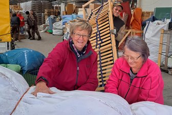 Von Hainichen nach Tansania: Neue Ziele für Hilfstransporte - Christl Kretschmann (l.) und Andrea Seidel haben in Hainichen für den Hilfstransport Federbetten verpackt.