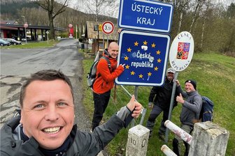 Von Hainichen nach Tschechien an einem Tag: Was auf 60 Kilometer Strecke zu Fuß nicht fehlen darf - Jan Held, Martin Dittrich, Rigo und René Nahler (v. l.) nach 60 Kilometern kurz vor dem Ziel an der Grenze zu Tschechien. Knapp zwölf Stunden war die Gruppe von Hainichen aus gelaufen.