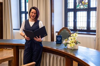Von hallig und kalt zu warm und hell: Hier geben sich Paare in Burgstädt jetzt das Jawort - Standesbeamtin Ines Hofmann freut sich auf die Trauungen im neuen Trausaal.