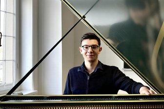 Von Hamburg nach Auerbach: Neuer Kantor gibt auf Orgel Willkommensgruß - Safari ist der neue Kantor in Auerbach. Am Sonntag, 3. Mai, stellt er sich mit einem Orgelspiel vor.