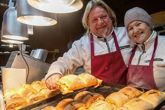 Von Handbrot bis Waffelpommes: Was die neuen Händler auf dem Plauener Weihnachtsmarkt zu bieten haben - Handbrot mit Schinken oder Champignons gibt es bei Thomas Hergert und Nina Peyevizniak. 