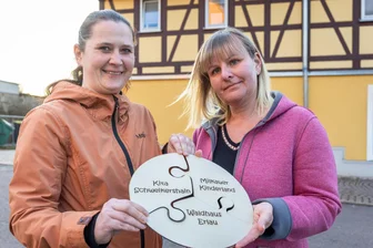 Von Handwerker-Kita bis Waldorf: Sechs Ideen aus Erlau zum Erhalt der Kindergärten - Nicole Funke (l.) und Nicole Fischer-Schaarschmidt zeigen ein Puzzle, das die drei Kitas in Erlau symbolisch miteinander verbindet.