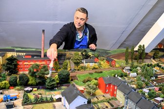 Von Hanfplantage bis Bauernhof: Mit diesen Neuheiten starten Netzschkauer Modelleisenbahner in die Ausstellungssaison - Vereinschef Tom Bornstein wischt nochmal Staub auf der Modellbahnanlage im Netzschkauer Schützenhaus.