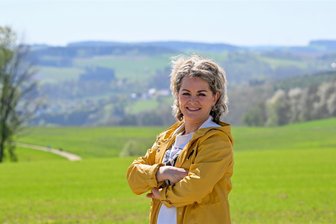 Von Hans-Dietrich Genscher bis Nina Hagen: MDR-Moderatorin Uta Georgi hat sie alle interviewt - MDR-Moderatorin Uta Georgi wohnt nach Stationen in Leipzig, Berlin und Köln wieder in Chemnitz, im Süden der Stadt vor den Toren des Erzgebirges. Seit mehr als 30 Jahren ist sie in der Medienbranche tätig. Jetzt plaudert Sie erstmals darüber.