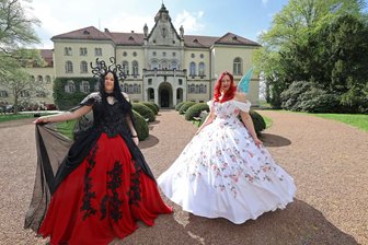 Von Harry Potter bis Bridgerton: Junge Frau organisiert ersten Fantasy-Ball im Schloss Waldenburg - Nicole Schramm (rechts) mit ihrer Freundin Romy Weißbach vor dem Schloss Waldenburg.