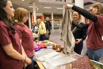 Von Harry Potter bis Hobbit: Das war die Lesenacht im Scholl-Gymnasium in Freiberg - Andrea Grießbach und ihre Tochter Melissa kauften Schal und Kalender zugunsten des Nepal-Projekts.