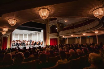 Von Harry Potter bis Star Wars: Filmmusik-Nacht katapultiert Plauener Publikum in fantastische Welten - Das 6. Philharmonische Konzert widmete sich den Filmmusikkomponisten John Williams und Ennio Morricone.