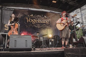 Von Hasenscheisse bis Vogelsang: Was zum Annotopia auf der Augustusburg gespielt wird - Vogelsang zählt zur deutschen Folk- & Songwriter-Szene und tritt am Sonntag auf Schloss Augustusburg auf.