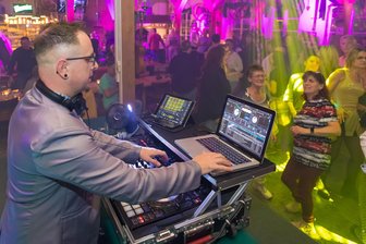 Von Helene Fischer bis Roland Kaiser: Schlagerfans machen bei Veranstaltungspremiere im Vogtland die Nacht zum Tag - DJ Marcel Schmutzler geht gerne auf Fast-Kuschelkurs mit seinem Publikum.
