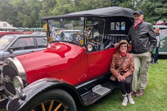 Von Herzen gefeiert: Oberbobritzsch begeistert mit Tradition, Gemeinschaft und Party - Monika und Thomas Richter waren mit ihrem Willy's Overland beim Dorffest dabei.