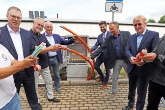 Von Hetzdorf aus wird schnelles Internet verteilt - Von links: Mario Wolf (Oberbauleiter), Matthias Hundt (Geschäftsführer SDC), Matthias Hälsig (Projektbetreuer), Andreas Beger (Bürgermeister von Halsbrücke), Christopher Scholz (Projektträger), Ralph Gerlach (Bauamtsleiter), Kai Gärtner (Telekom-Regiomanager) und Matthias Patzsch (Projektleiter Telekom) am ersten Netzverteiler in Hetzdorf. 