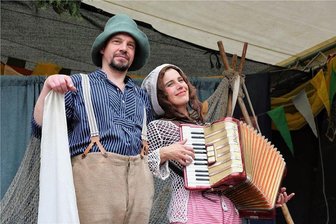 Von Heu-Konzert bis Trickfilmworkshop und Sagenwanderung: Erster Kultursommer im Silberland beginnt - Schwalbes Wandertheater führt mit Humor und Fantasie das Märchen vom Fischer und seiner Frau auf. Im Bild die Akteure Daniela und Thomas Schwalbe.