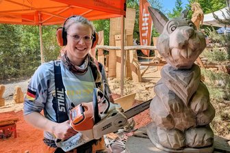 Von Himmelsguckern und Adlern: Beim Kettensägenschnitzen in Blockhausen - Lisa Gruber sägt am liebsten Comicfiguren wie den Hasen Klopfer aus dem Film „Bambi".