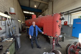 Von historischen Dampfloks bis zur Dieseltechnik: Das passiert in Marienbergs Spezialwerkstatt für Schienenfahrzeuge - Werkstattleiter Uwe Mehnert erklärt, was am 90 Jahre alten Dampfkessel der Lok „Emma“ erneuert wurde.