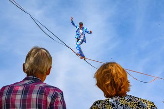 Von Hochseil-Fest bis Reiseführer für Rollstuhlfahrer: Welchen Beitrag Chemnitzer zur Kulturhauptstadt bringen - Beim Kosmos-Festival 2022 war ein Künstler auf einer Highline über dem Brühl zu erleben. Im August 2025 soll es ein Highline-Festival in der Innenstadt geben.