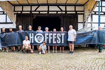 Von Hoffest XXL bis tropische Nacht: Fünf Tipps fürs Wochenende in Mittelsachsen - Am Mittwoch liefen bereits die Vorbereitungen für das Hoffest in Falkenhain: Sebastian Stingl, sein Sohn Emil und sein Vater Reinhard (vorn, von links) konnten dabei auf zahlreiche Helfer zählen.